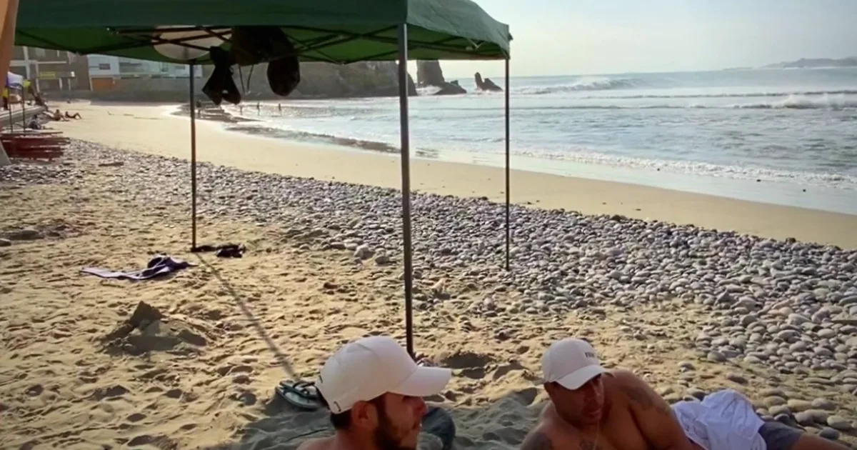 Surf Day de Caliente Café: amigos tomando café bajo el toldo en la playa